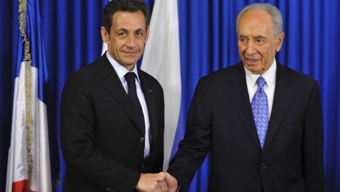 Nicolas Sarkozy s izraelským prezidentem Šimonem Peresem v Jeruzalémě.