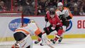 NHL 2019/20, Ottawa - Philadelphia: Chris Tierney z Ottawy se tlačí před brankáře Cartera Harta