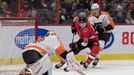 NHL 2019/20, Ottawa - Philadelphia: Chris Tierney z Ottawy se tlačí před brankáře Cartera Harta.