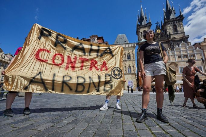 Demonstrace a happening proti masovému turismu. Protest měl formu fotbalového zápasu týmů Praha a Airbnb.