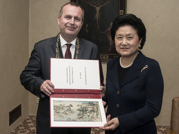 Na vzniku Česko-čínského centra UK se rektor Tomáš Zima v roce 2015 dohodl přímo s komunistickou vicepremiérkou Číny Liu Yandong.