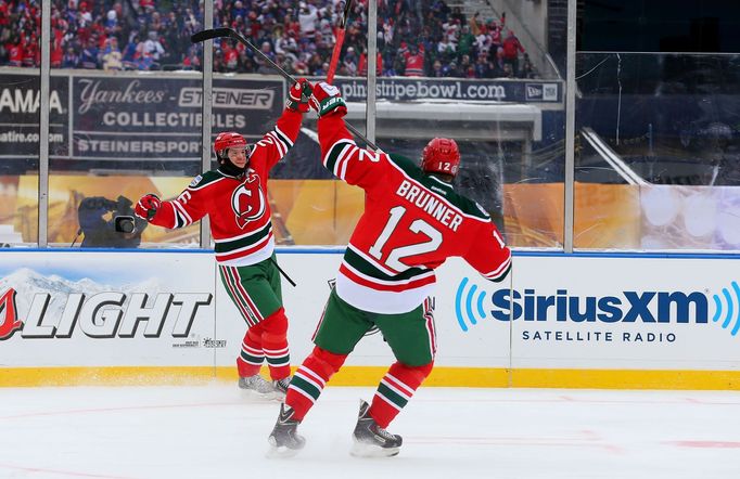 NHL Stadium Series - Patrik Eliáš slaví branku v zápase NJ Devils vs. NY Rangers