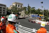 Pořadatelé sledují na monackém okruhu Lewise Hamiltona s McLarenem.