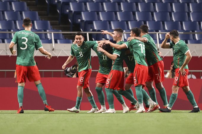 Fotbalisté Mexika si v souboji o třetí místo poradili s domácím Japonskem a získali bronzové medaile.