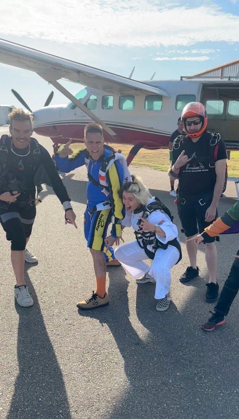 Parašutista se nechal potetovat během seskoku padákem