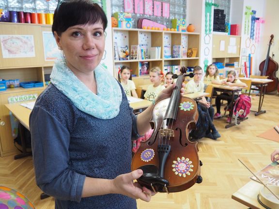 Paní učitelka Marcela Přibylová se zachráněnými housličkami z půdy.