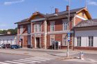 Soutěž o titul Nejkrásnější nádraží ČR vznikla v roce 2007, organizátoři ji vnímali jako reakci na nedůstojný stav většiny železničních stanic a zastávek. Na snímku je hlavní nádraží v Trutnově, vítěz z roku 2008.