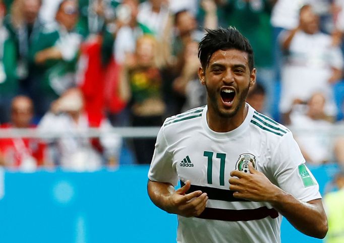 Carlos Vela slaví gól v zápase Jižní Korea - Mexiko na MS 2018