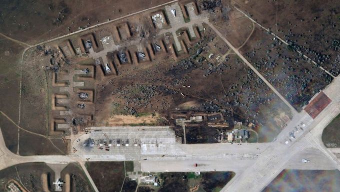Zničené letiště na Krymu, snímek po výbuchu.