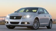 Suzuki Kizashi - Kizashi prý v japonštině znamená „blíží se něco velkého“. Vlajková loď japonské automobilky ale nebyla příliš velká z hlediska úspěchu. Značka známá hlavně díky svým povedeným SUV, off-roadům nebo malým hatchbackům s pohonem všech kol s benzinovým sedanem v Evropě neuspěla. A to i kvůli několika svolávacím akcím. Auto se vyrábělo jen pět let mezi lety 2009 až 2014.