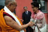 Pohled do zákulisí na setkání dvou lidí, kteří se počítají mezi přátele Václava Havla. Jeho Svatost dalajlama a Su Ťij.