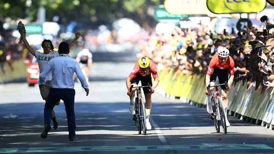 Divák v cílové rovince 11. etapy Tour de France 2025