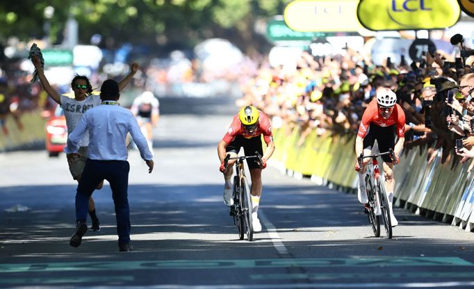 Divák v cílové rovince 11. etapy Tour de France 2025