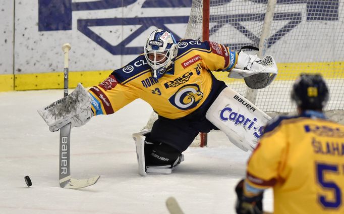 Utkání 11. kola hokejové extraligy: PSG Berani Zlín - HC Sparta Praha. Brankář Zlína Marek Čiliak.