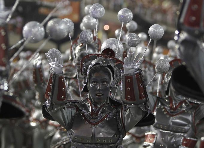 A revellers of the Unidos da Tijuca samba school participates in the annual carnival parade at Rio de Janeiro's Sambadrome, February 10, 2013. REUTERS/Pilar Olivares (BRAZIL - Tags: SOCIETY) Published: Úno. 11, 2013, 5 dop.