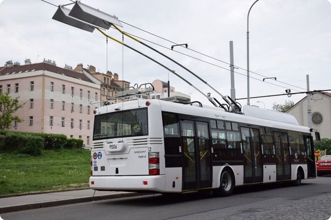 Elektrobus na "trolejbusové" lince 58 v Praze.