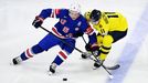 Zach Werenski a Mikael Backlund v semifinále MS 2025 Švédsko - USA