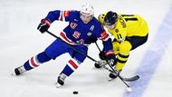 Zach Werenski a Mikael Backlund v semifinále MS 2025 Švédsko - USA