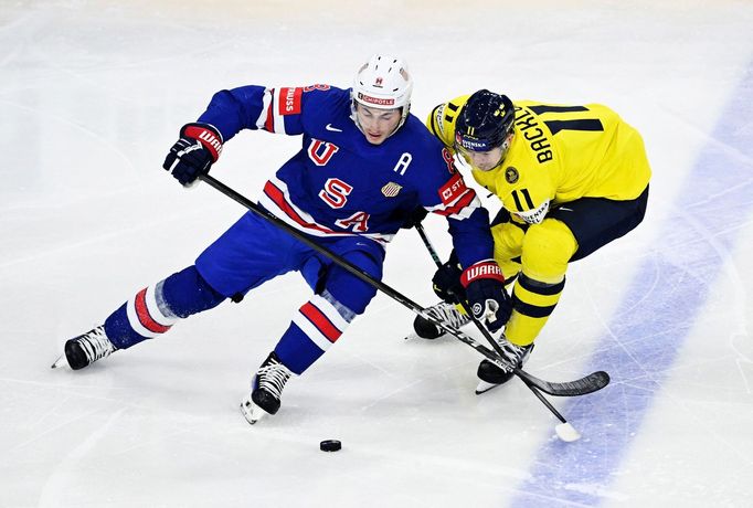 Zach Werenski a Mikael Backlund v semifinále MS 2025 Švédsko - USA
