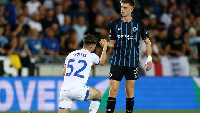 Findlay Curtis z Glasgow Rangers padl před svým přemožitelem v kvalifikaci Ligy mistrů Jornem Spileersem na koleno.