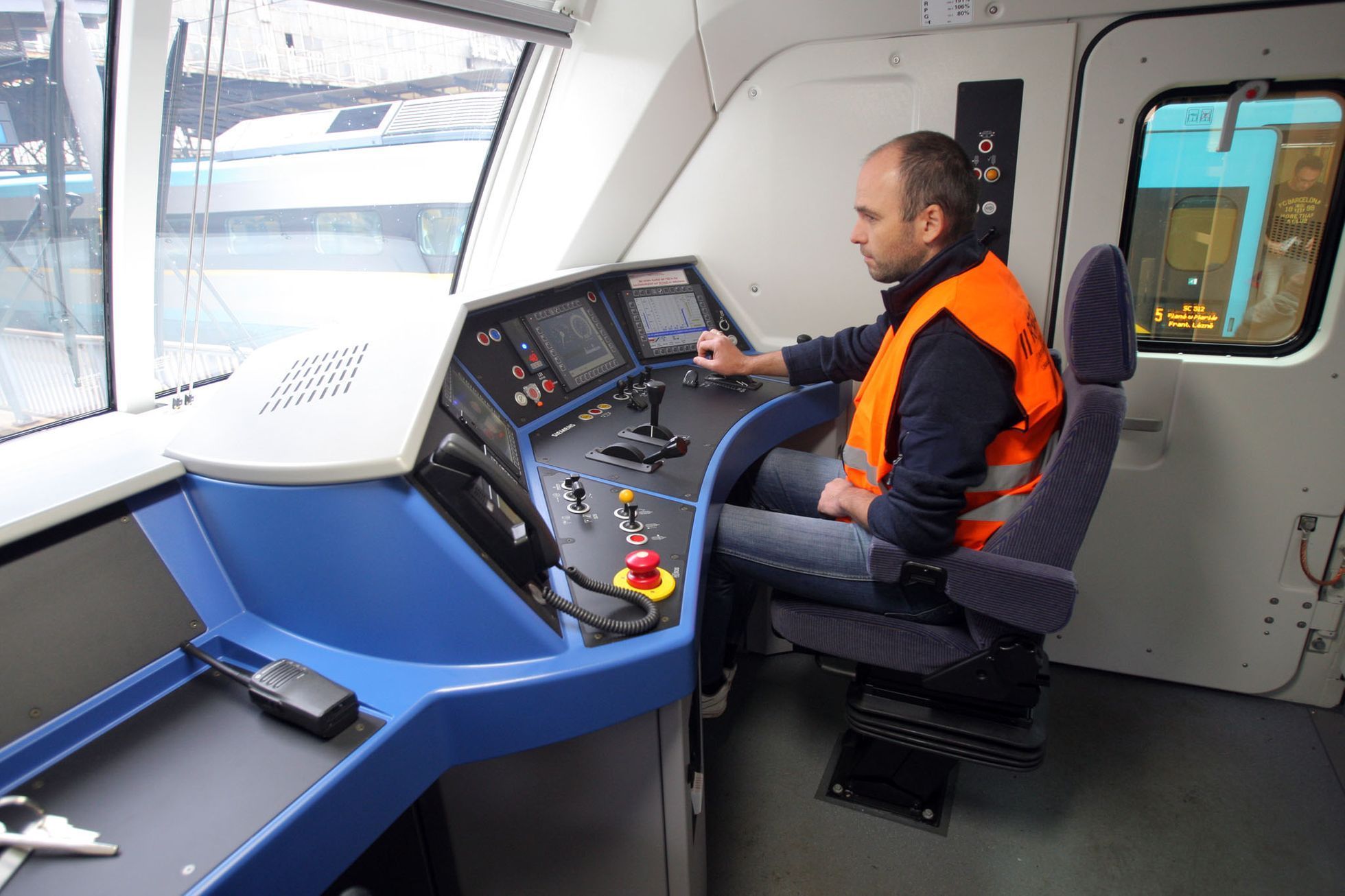 Lokomotiva Siemens Vectron v barvách RegioJetu