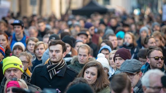 Foto: Bouřlivý samet. Na Václaváku cinkaly klíče, na Národní se vyhazovaly květiny