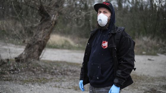 Foto: Teréňáci dávají bezdomovcům roušky a powerbanky. Nemá nás kdo nahradit, varují