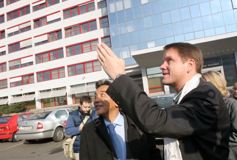 Martin Bursík ukazuje Kelsangu Gyaltsenemu tibetskou vlajku na sloupu před ministerstvem