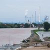 Pohled na protipovodňovou hráz z Nového mostu. Na místě zasahovali hasiči, posilovali dalšími zábranami ohrožené úseky.