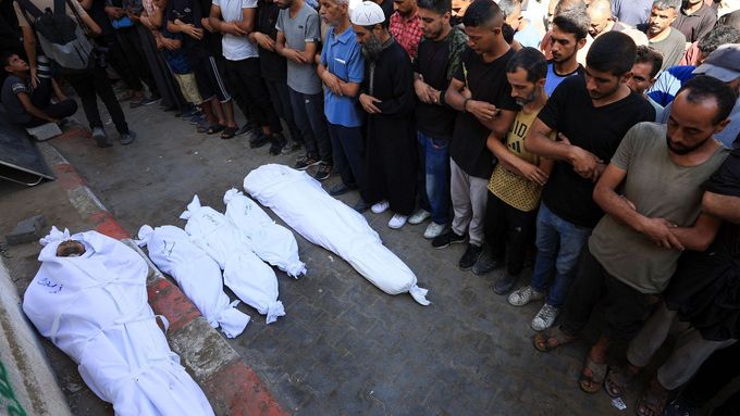 Podle palestinského ministerstva zdravotnictví zemřelo od pondělka v Pásmu Gazy nejméně 76 Palestinců a dalších 281 bylo zraněno. Snímek z pohřbu obětí je z úterý.