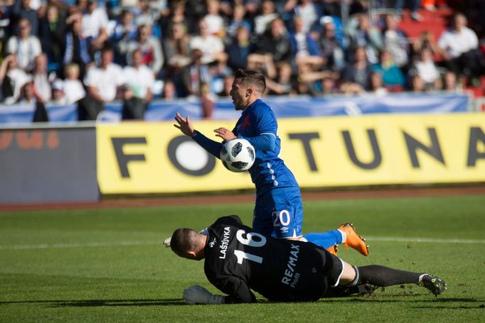 Jan Laštůvka a Alexandru Baluta v zápase 10. kola Baník - Slavia.