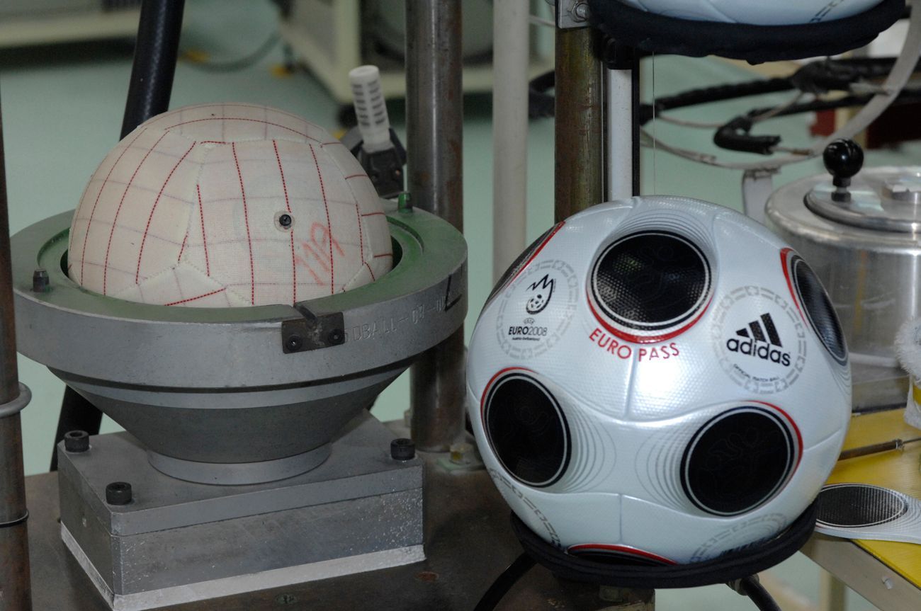 Takto se vyrábí Europass, oficiální míč pro Euro 2008