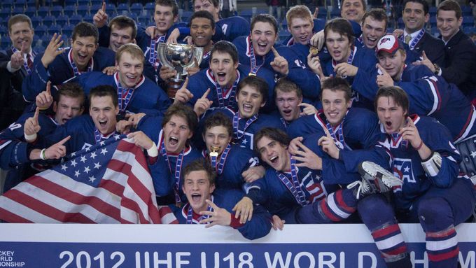 Tak se radovali američtí hokejisté z titulu na MS do 18 let v Česku
