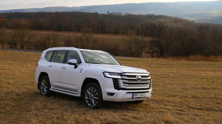 Land Cruiser 300 je civilní verze tanku. Zkratky přes pole má radši než úzké okresky; Zdroj foto: Eva Srpová