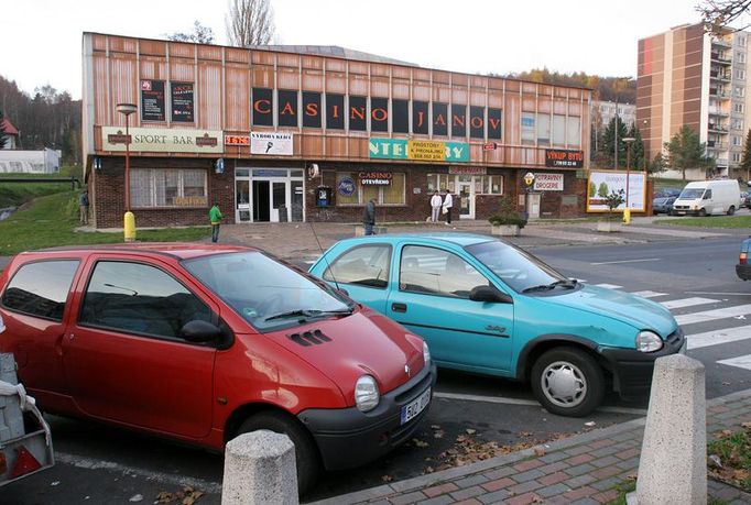 Casino Calypso. Automaty a hazard by mělo město zakázat, pokud chce v otázce Janova někam postoupit, říkají odborníci na vyloučené lokality.