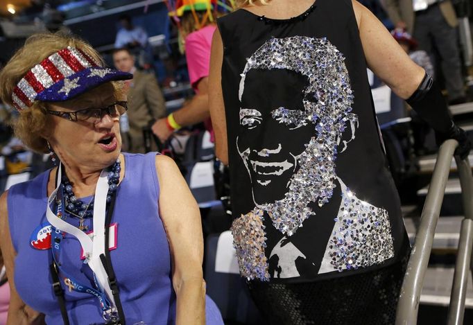 A delegate looks at an image of President Barack Obama made of sequins as she awaits the start of the first session of the Democratic National Convention in Charlotte, North Carolina, September 4, 2012. REUTERS/Jonathan Ernst (UNITED STATES - Tags: ELECTIONS POLITICS) Published: Zář. 4, 2012, 8:39 odp.