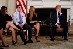 "Prověrky budou velmi silné." Trump slíbil studentům přísnější kontroly při prodeji zbraní