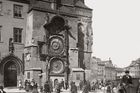U Staroměstského orloje (polovina stereofotografie kolem 1890)