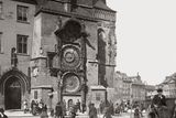 U Staroměstského orloje (polovina stereofotografie kolem 1890)