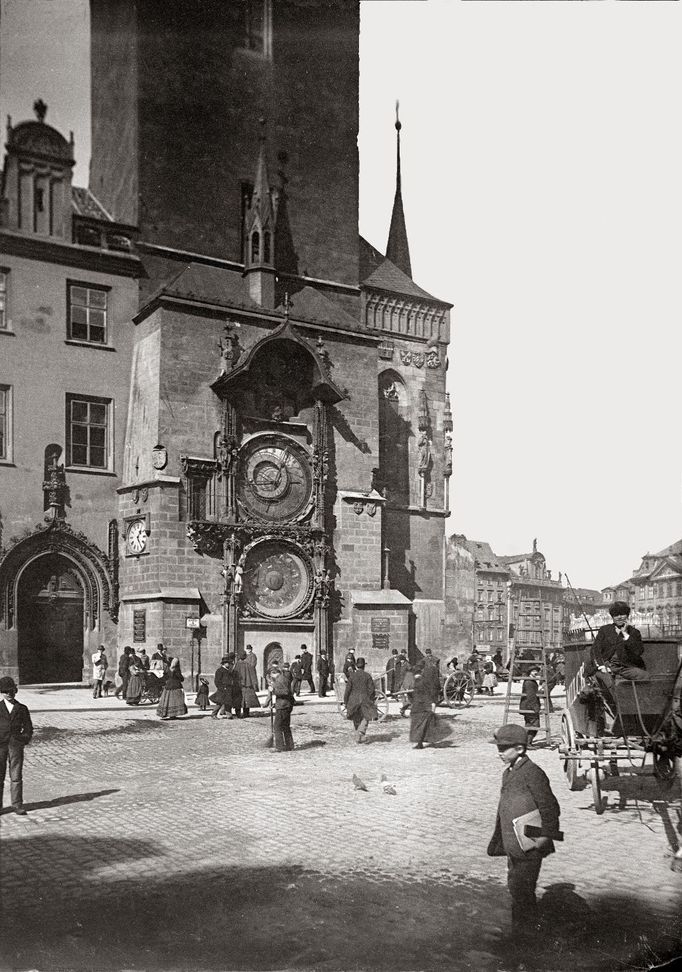 František Krátký: U Staroměstského orloje, kolem 1890, polovina stereofotografie, Sbírka Scheufler.