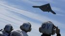 An X-47B pilot-less drone combat aircraft is launched for the first time off an aircraft carrier, the USS George H. W. Bush, in the Atlantic Ocean off the coast of Virginia, May 14, 2013. The U.S. Navy made aviation history on Tuesday by catapulting an unmanned jet off an aircraft carrier for the first time, testing a long-range, stealthy, bat-winged plane that represents a jump forward in drone technology. REUTERS/Jason Reed (UNITED STATES - Tags: MILITARY SCIENCE TECHNOLOGY TPX IMAGES OF THE DAY) Published: Kvě. 14, 2013, 6:38 odp.