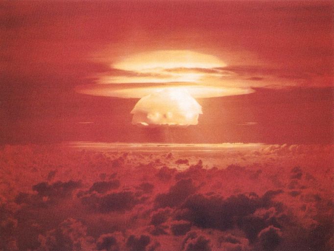 Atomový hřib výbuchu bomby Castle Bravo, atol Bikini, 1. 3. 1954