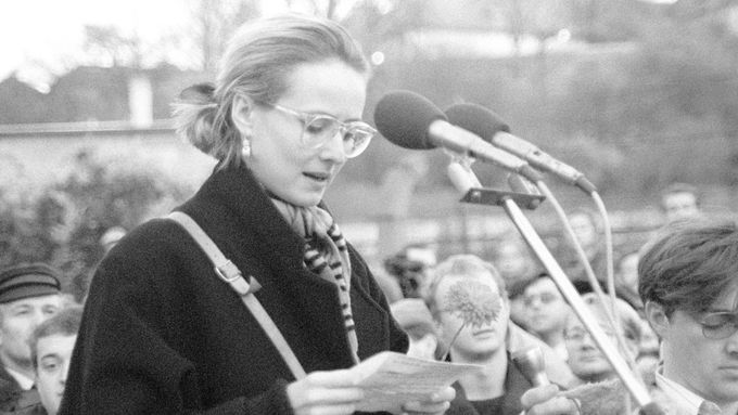 Monika Pajerová zahajuje legendární shromáždění na Albertově 17. listopadu 1989.