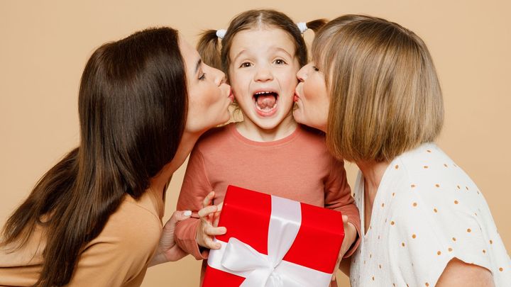 "Dej pusu babičce!" Nenuťte děti dělat, co nechtějí. Předcházíte obtěžování; Zdroj foto: Shutterstock