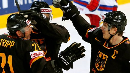 Němečtí hokejisté slaví gól na MS 2013