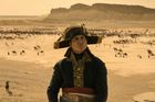 Joaquin Phoenix jako Napoleon.