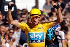 Britský cyklista Bradley Wiggins ze stáje Sky Procycling v cíli 20. etapy Tour de France 2012.