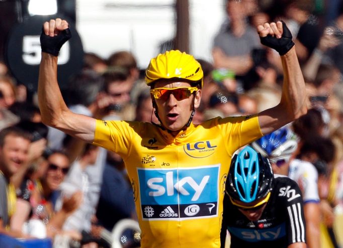 Britský cyklista Bradley Wiggins ze stáje Sky Procycling v cíli poslední 20. etapy Tour de France 2012.