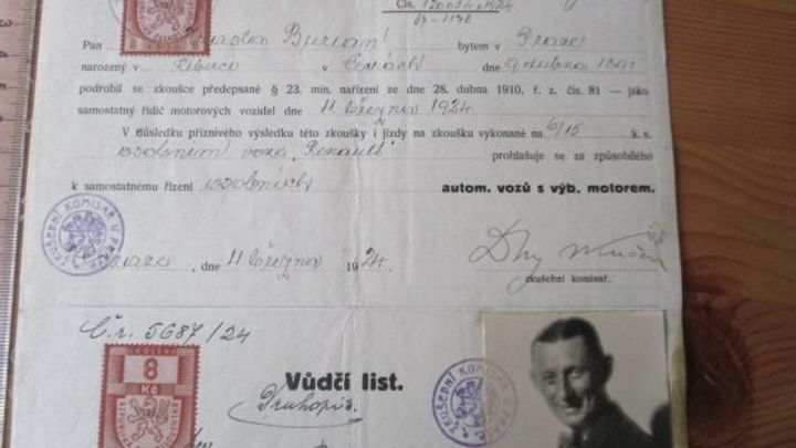 ‚Řidičák' na tank, velociped či průkaz po slavných hercích. Pořídit se dá všechno