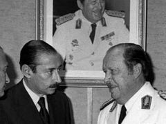 Bývalý agrentinský diktátorJorge Videla (vlevo) na archivním snímku z roku 1979 s paraguajským prezidentem Stroessnerem.